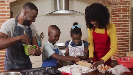 Afroamerikanische-Familie-Trägt-Schürzen-Und-Backt-Gemeinsam-In-Der-Küche-Zu-Hause