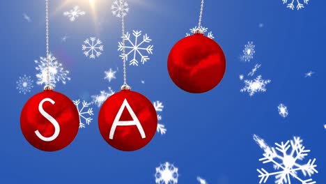 Animation-Des-Verkaufstextes-Geschrieben-Auf-Vier-Roten-Hängenden-Weihnachtskugeln-Mit-Schnee,-Der-Auf-Blauen-Hintergrund-Fällt