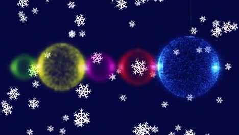 Digitale-Animation-Von-Schneeflocken,-Die-Sich-über-Bunte-Lichtkugeln-Vor-Blauem-Hintergrund-Bewegen