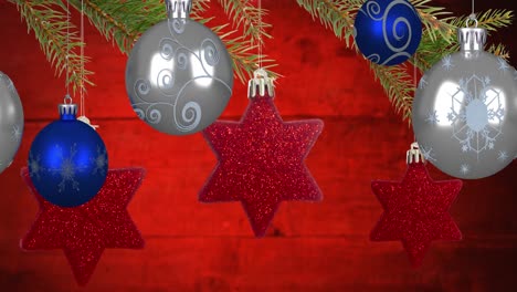 Animation-Von-Blauen-Und-Silbernen-Kugeln-Und-Roter-Stern-Weihnachtsdekoration,-Die-Am-Weihnachtsbaum-Hängt