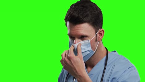 Médico-Varón-Caucásico-Con-Máscara-Facial-Sobre-Fondo-De-Pantalla-Verde