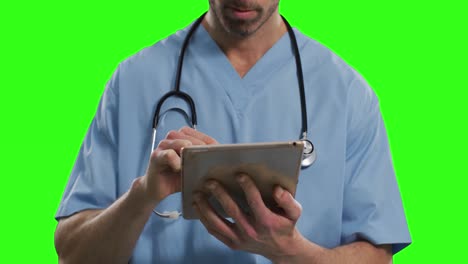 Kaukasischer-Männlicher-Arzt-Auf-Grünem-Hintergrund