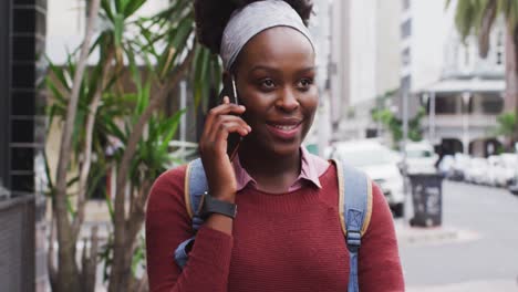 Afroamerikanerin-Spricht-Auf-Der-Straße-Mit-Ihrem-Smartphone