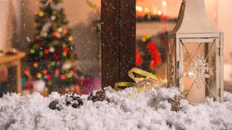 Animation-Des-Weihnachtsbaums-Durch-Das-Fenster-Gesehen,-Während-Schnee-Fällt
