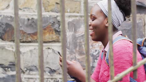 Afroamerikanerin-Benutzt-Ihr-Smartphone-Auf-Der-Straße