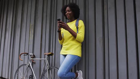 Afroamerikanische-Frau-Benutzt-Smartphone-Auf-Der-Straße