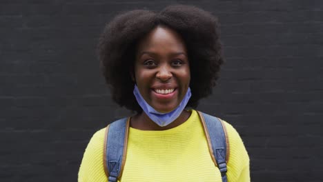 Porträt-Eines-Afroamerikaners-Mit-Gesichtsmaske-Auf-Der-Straße