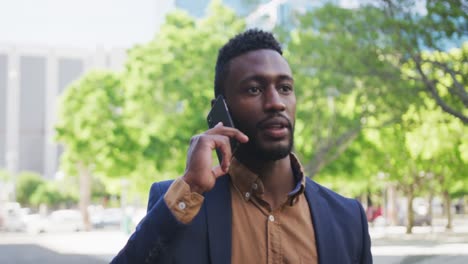 Afroamerikanischer-Geschäftsmann-Benutzt-Smartphone-In-Der-Stadtstraße