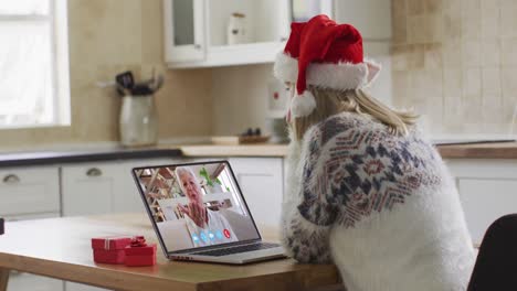 Mujer-Caucásica-Con-Sombrero-De-Papá-Noel-Usando-Una-Computadora-Portátil-En-Un-Video-Chat-Durante-La-Navidad-En-Casa