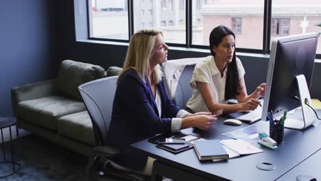 Diverse-Geschäftsfrauen-Nutzen-Computer-Und-Diskutieren-Am-Schreibtisch-Im-Büro