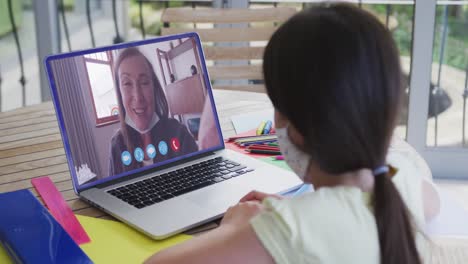 Kaukasisches-Mädchen-Auf-Laptop-Video-Chat-Mit-Gesichtsmaske-Zu-Hause