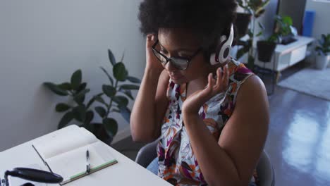 Afroamerikanische-Vloggerin-In-Übergröße-Mit-Kopfhörern,-Die-Einen-Videoblog-Aufzeichnet