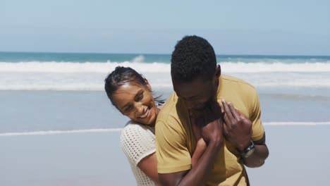 Glückliches-Afroamerikanisches-Paar,-Das-Sich-Am-Strand-Umarmt-Und-Umarmt