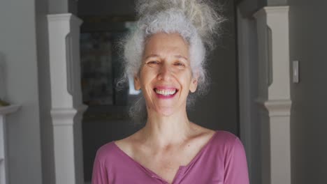 Porträt-Einer-Kaukasischen-Seniorin,-Die-Zu-Hause-Lächelt