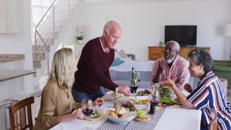 Verschiedene-ältere-Paare-Sitzen-An-Einem-Tisch,-Trinken-Wein-Und-Essen-Zu-Abend