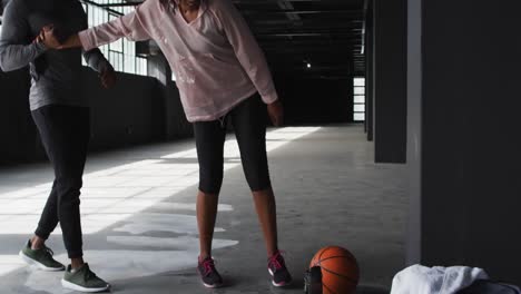 Afroamerikanischer-Mann,-Frau-Steht-Auf-Und-Schnappt-Sich-Einen-Basketball