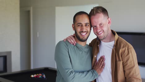Porträt-Eines-Multiethnischen-Schwulen-Männlichen-Paares,-Das-In-Die-Kamera-Blickt-Und-Lächelt