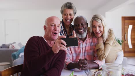 Verschiedene-ältere-Paare-Sitzen-An-Einem-Tisch,-Trinken-Wein,-Essen-Zu-Abend-Und-Machen-Ein-Selfie