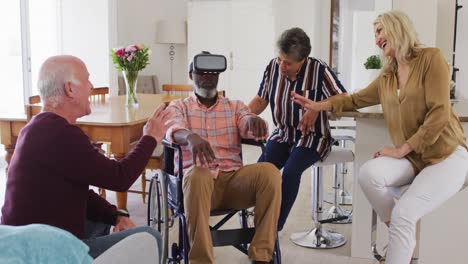 Zwei-Verschiedene-Seniorenpaare-Sitzen-Auf-Einer-Couch.-Ein-Behinderter-Afroamerikaner-Benutzt-Eine-VR-Brille