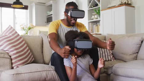 Afroamerikanische-Tochter-Und-Ihr-Vater-Spielen-Ein-Spiel-Mit-VR-Headsets