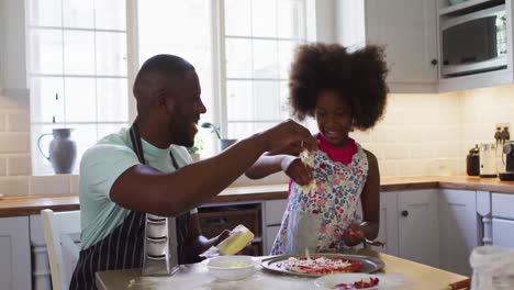 Afroamerikanische-Tochter-Und-Ihr-Vater-Backen-Gemeinsam-Pizza-In-Der-Küche