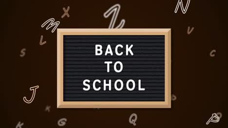 Zurück-Zur-Schule-Text-Auf-Schiefertafel-Vor-Mehreren-Wechselnden-Alphabeten-Auf-Schwarzem-Hintergrund