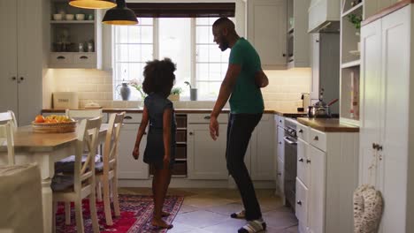 Hija-Afroamericana-Y-Su-Padre-Bailando-Juntos-En-La-Cocina