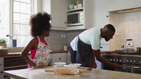 Afroamerikanische-Tochter-Und-Ihr-Vater-Kochen-Zusammen-Und-Feiern-High-Five-In-Der-Küche