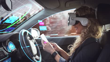 Animation-Von-Sprechblasen-über-Einer-Frau-Mit-VR-Headset-In-Einem-Selbstfahrenden-Auto