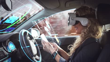 Animation-Eines-Interaktiven-Bildschirms-über-Einer-Frau-Mit-VR-Headset-In-Einem-Selbstfahrenden-Auto