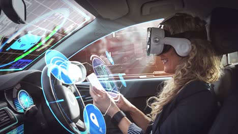Animation-Digitaler-Symbole-über-Einer-Frau-Mit-VR-Headset-In-Einem-Selbstfahrenden-Auto
