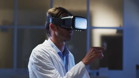 Kaukasischer-Männlicher-Arzt,-Der-Ein-VR-Headset-über-Eine-Virtuelle-Schnittstelle-Trägt