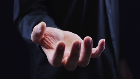 Hand-Eines-Kaukasischen-Mannes-Mit-Der-Handfläche-Nach-Oben,-Der-Einen-Unsichtbaren-Gegenstand-Hält