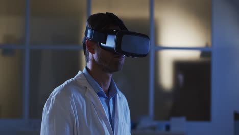 Kaukasischer-Männlicher-Arzt,-Der-Ein-VR-Headset-über-Eine-Virtuelle-Schnittstelle-Trägt