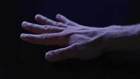 Hand-Eines-Kaukasischen-Mannes,-Der-Die-Digitale-Schnittstelle-Nutzt-Und-Die-Handfläche-Nach-Unten-Auf-Den-Touchscreen-Legt