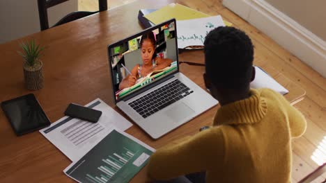 Afroamerikanische-Lehrerin-Nutzt-Computer-Bei-Videoanruf-Mit-Schulmädchen