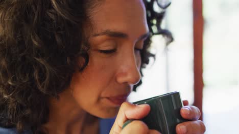 Nahaufnahme-Einer-Frau-Mit-Gemischter-Abstammung,-Die-Zu-Hause-Kaffee-Trinkt