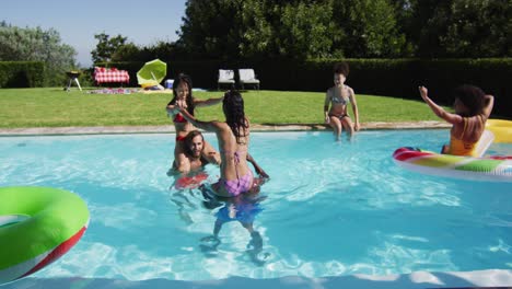Eine-Vielfältige-Gruppe-Von-Freunden,-Die-Spaß-Beim-Spielen-Im-Schwimmbad-Haben