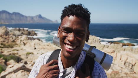 Porträt-Eines-Afroamerikanischen-Mannes,-Der-Im-Freien-An-Einer-Küste-Beim-Wandern-Trainiert