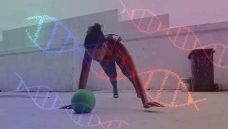 Animation-Von-DNA-Strängen,-Die-Sich-über-Einer-Frau-Drehen,-Die-Liegestütze-Macht-Und-Im-Fitnessstudio-Mit-Dem-Ball-Trainiert