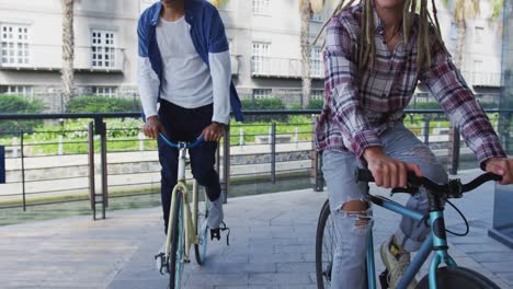 Zwei-Unterschiedliche-Männliche-Freunde,-Die-Auf-Der-Straße-Fahrrad-Fahren