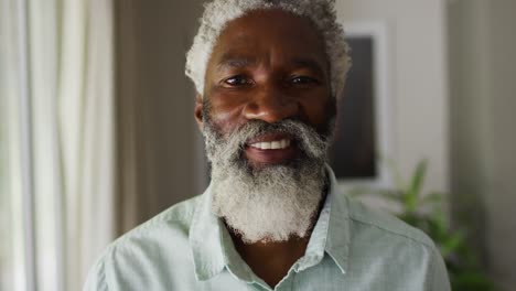 Porträt-Eines-Afroamerikanischen-älteren-Mannes-Mit-Bart,-Der-In-Die-Kamera-Blickt-Und-Lächelt