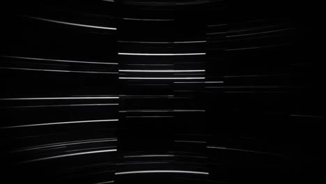 Animation-Von-Weißen,-Verblassenden-Lichtspuren,-Die-Sich-Auf-Einer-Nahtlosen-Schleife-Auf-Schwarzem-Hintergrund-Bewegen