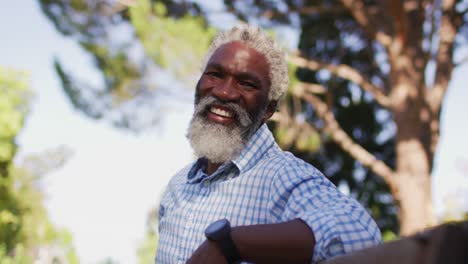 Porträt-Eines-Lächelnden-Afroamerikanischen-älteren-Mannes,-Der-Im-Sonnigen-Garten-Steht