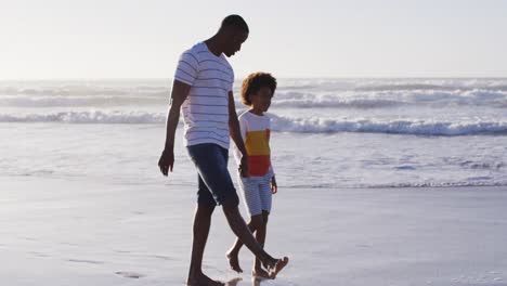 Afroamerikanischer-Vater-Und-Sein-Sohn-Gehen-Am-Strand-Spazieren-Und-Halten-Händchen