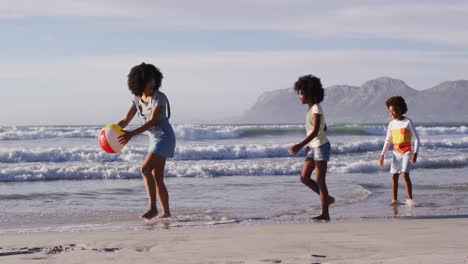 Afroamerikanische-Mutter-Und-Ihre-Kinder-Spielen-Mit-Einem-Ball-Am-Strand