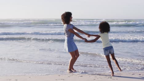 Afroamerikanische-Mutter-Und-Ihre-Tochter-Spielen-Am-Strand
