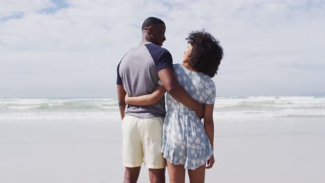 Afroamerikanisches-Paar-Umarmt-Und-Lächelt-Am-Strand