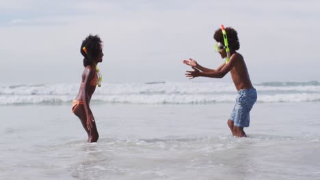 Afroamerikanische-Kinder-Mit-Taucherbrille-Spielen-Am-Strand
