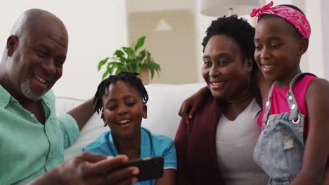 Afroamerikanische-Großeltern-Und-Enkelkinder-Machen-Zu-Hause-Ein-Selfie-Vom-Smartphone